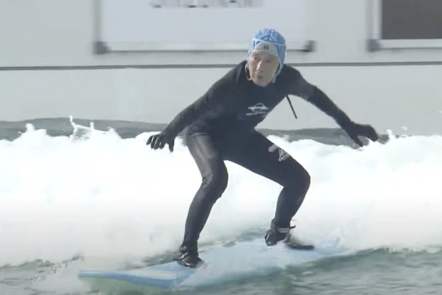 Surfer Tertua di Dunia Berusia Hampir 90 Tahun, Sano Seiichi