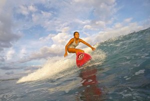 TAINA IZQUIERDO : SAYA INGIN MENJADI SURFER PERTAMA INDONESIA YANG MERAIH GELAR JUARA DUNIA