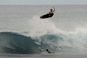 Ombak Sempurna di Periscopes! Bronson Meydi, Sinar Tandjung dan Lukas Skinner Bersinar di Sumbawa