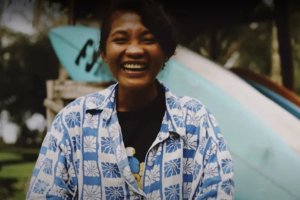 Siska Tasiripoula peselancar perempuan pertama dari Mentawai