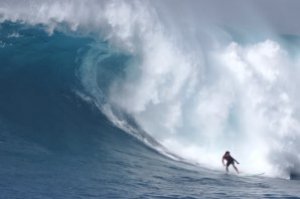 MASON HO SURFING DI GELOMBANG RAKSASA WAIMEA BAY DAN TAMPILKAN AKSI LUAR BIASA