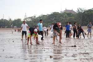 Membersihkan pantai Bali