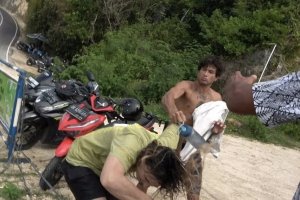 Seorang surfer perempuan diserang oleh dua surfer di Bali saat surfing.